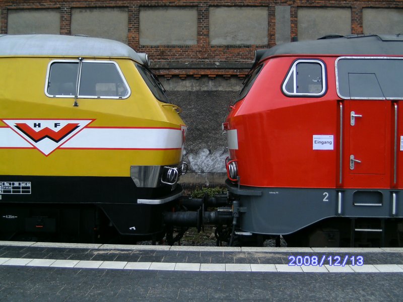 Die HFW Lok 320 001 und 218 431, 320 001 ist seit 1962 die strkste V-Lok Deutschlands 2x2200 PS, 13. Dezember in Lbeck.