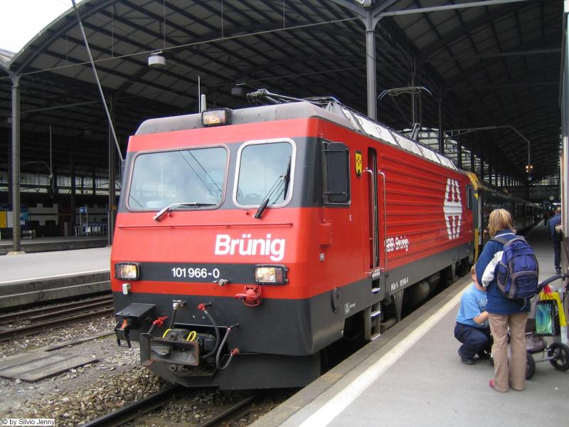 Die HGe 101 966-0 ''Brnig-Hasliberg'' stand am 9.7.05 mit dem IR 2214 abfahrbereit in Luzern. Diese Lok trgt noch den alten ''SBB-Brnig'' Anstrich.