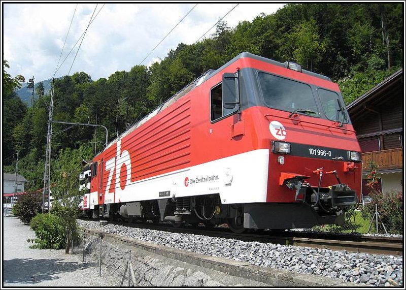 Die HGe 4/4 101 966 der ZB hat mit dem Zug von Interlaken Ost nach Luzern gerade den Bahnhof in Brienz verlassen. Die Aufnahme stammt vom 28.07.2008.