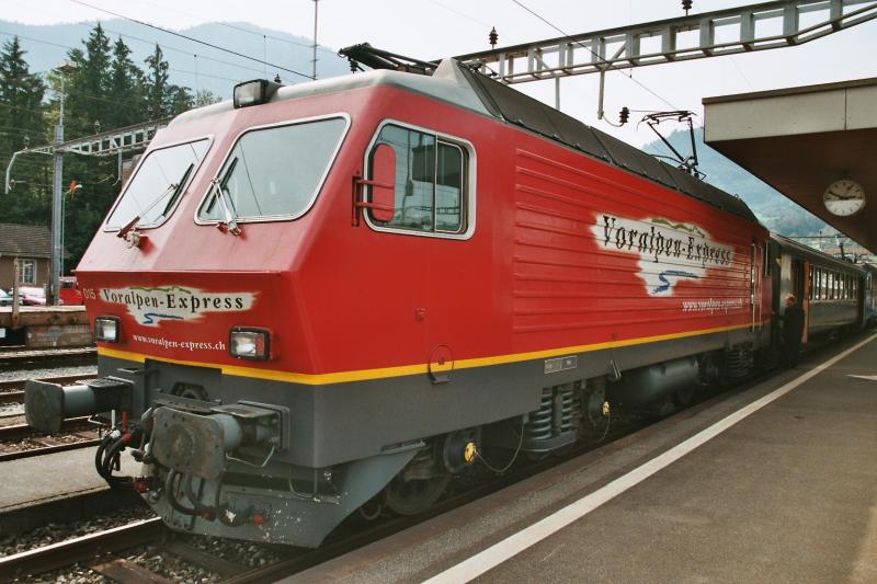 Die HGE 4/4 mit dem Voralpen-Express Logo, steht am 7.9.03 in    Arth-Goldau