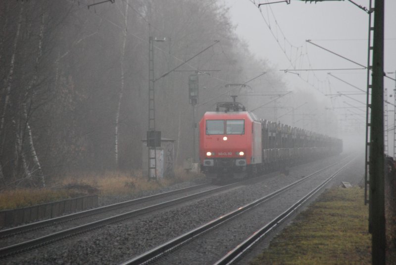 Die HGK 145-CL 012 vor einem Zug leerer Autotransporter nhert sich dem Bahnhof von Isselhorst-Avenwedde am 06.12.2008 mit Fahrtrichtung Dortmund/Hamm. An dieser Stelle kann man einigermaen gut in Stellung gehen, das es hier wegene einer Brcke leicht bergauf geht und das Tempo mig ist. Meine Linse war hier nicht dreckig; es war einfach mal wieder unser Sch...OWL-Typisches Wetter. 
