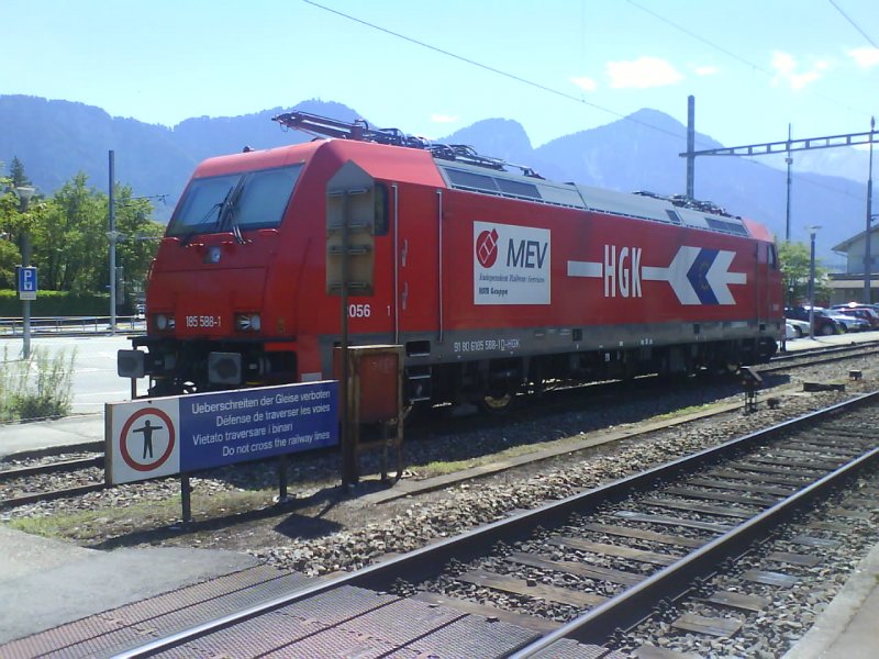 Die HGK Lok 185 588-1 wartet  in Landquart auf ihren Leerlzug. Am 10.07.08 