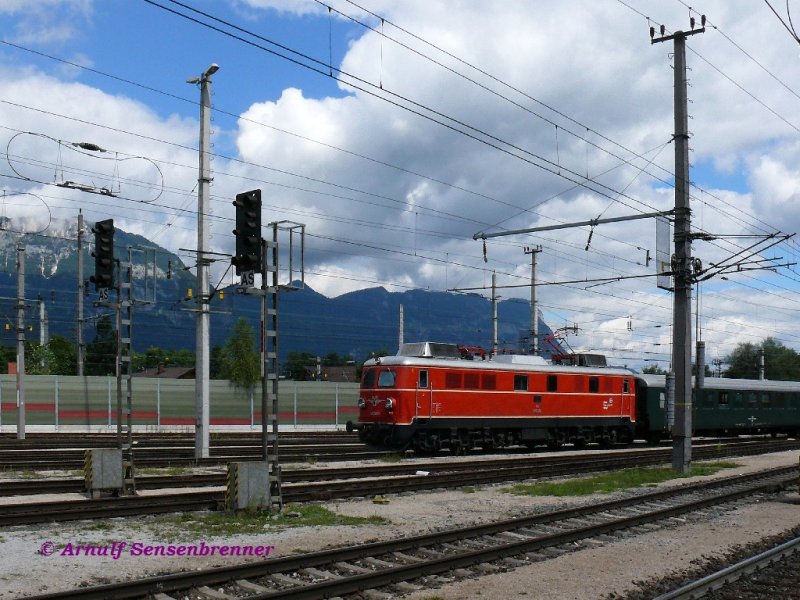 Die historische, 1957 gebaute, BB 1110.505 fhrt mit ihrem Nostalgie-Sonderzug anllich der Feier 150 Jahre-Eisenbahn-in-Tirolaus aus Kufstein kommend in Wrgl ein.

24.08.2008 Wrgl

