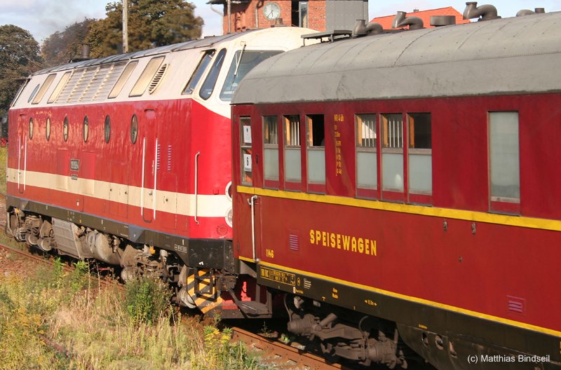 Die historische BR219 beim Rangieren am frhen Abend in Wernigerode: Der Zug rollt gerade nach einem Richtungswechsel vom Abstellgleis zum Bahnsteig und wird dann die Reisenden zurck nach Berlin aufnehmen.(09.09.2006)