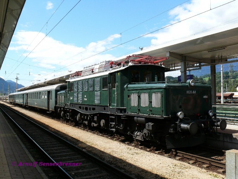 Die historische BB 1020.44 (ursprnglich E94-136) steht mit  Nostalgie-Sonderzug anllich der Feier zu 150 Jahre-Eisenbahn-in-Tirol im Wrgler Hauptbahnhof.

24.08.2008 Wrgl
