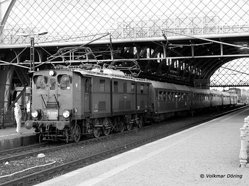 Die historische Stangen-E-Lok 7710 hat den Sonderzug des Verein S�chsischer Eisenbahnfreunde (VSE) �bernommen -  Dresden-Neustadt, 20.08.2006
