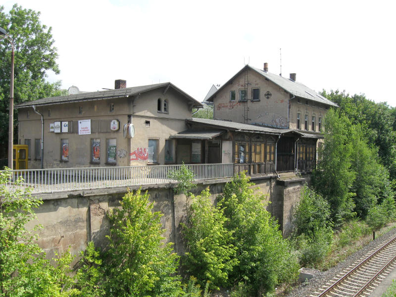 Die Hochbauten des Haltepunktes Dbeln Zentrum, ehemals Dbeln Ost, sind leider dem Verfall preisgegeben. Dafr hngt noch eine Uhr von Siemens & Halske an der Hausecke. 14.08.09
