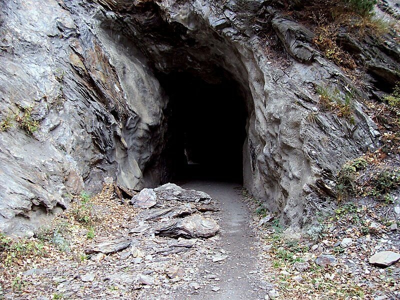 Die Hhenweg-Variante 2 geht auf einen Fahrweg von Rarnerkumme durch mehrere Tunnel zum Bietschtal-Viadukt und ist steinschlaggefhrtet, wie man hier sieht. Eine entsprechendes Warnschild ist angebracht. Aufgenommen am 13.11.2006. 