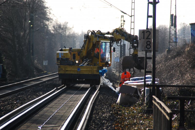 Die (hoffentlich mit Sonntags-Zuschlag versehenen) Arbeiter der Gleismontage bereiten eine Sto Schwellen zum Austausch vor. Zwischen Bielefeld und Gtersloh werden derzeit die Schienenstrnge ausgetauscht. Das bringt den Fahrplan mal wieder ins wanken. Alle Personenzge mssen die kurvenreiche und mit Steigung versehene Gterzugstecke nutzen, was richtig Zeit kostet...