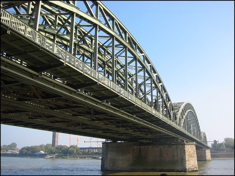 Die Hohenzollenbr�cke in K�ln, mal von der Rheinpromenade aus aufgenommen. (15.10.2006)