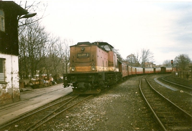 Die HSB-Lok 199 877 brachte im Januar 1999 einen Leerpark vom benachbarten Bahnhof Wernigerode nach Westerntor.