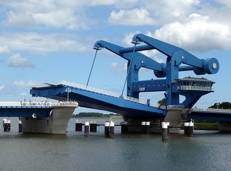 Die Hubbrcke bei Wolgast beginnt sich am 17.06.2008 13:00 Uhr zu ffnen.