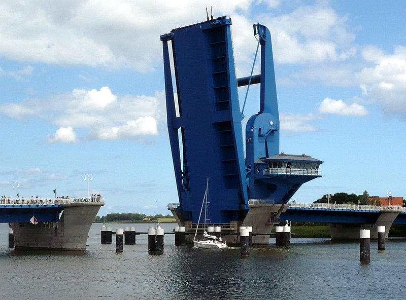 Die Hubbrcke bei Wolgast ist geffnet, das erste Segelschiff fhrt durch, 17.06.2008.