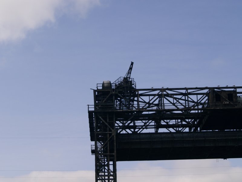 Die Hubbrcke in Karnin hier ist der Laufkran auf den Lngsriegeln der Brcke zu sehen.