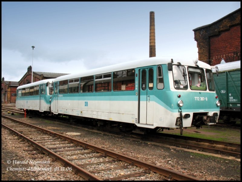 Die hbschen 772 367 + 772 312 stehen nach einer Sachsenrundfahrt am Vortag nun abgestellt im Museums-Bw Chemnitz-Hilbersdorf. 01.11.06