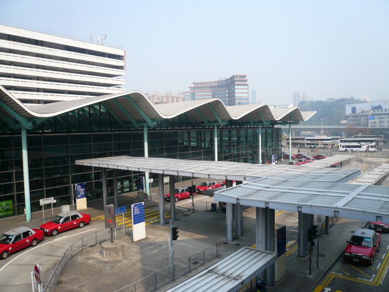 Die Hung Hom Station am 9.3.2008. Der Bahnhof hat sechs Gleise, von denen 4 f�r die U-Bahn und 2 f�r Fernz�ge benutzt werden.