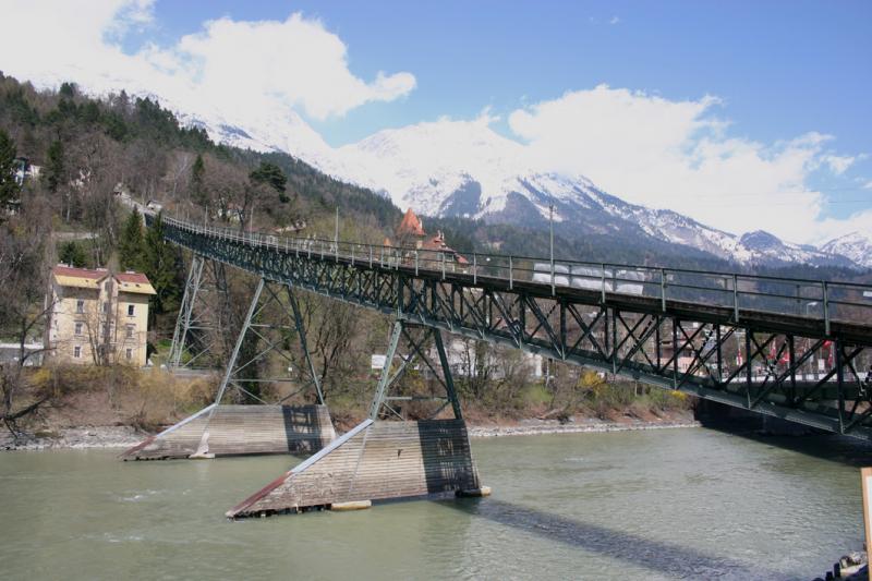 Die  Hungerburgbahn  in Innsbruck am 14.4.2006.
