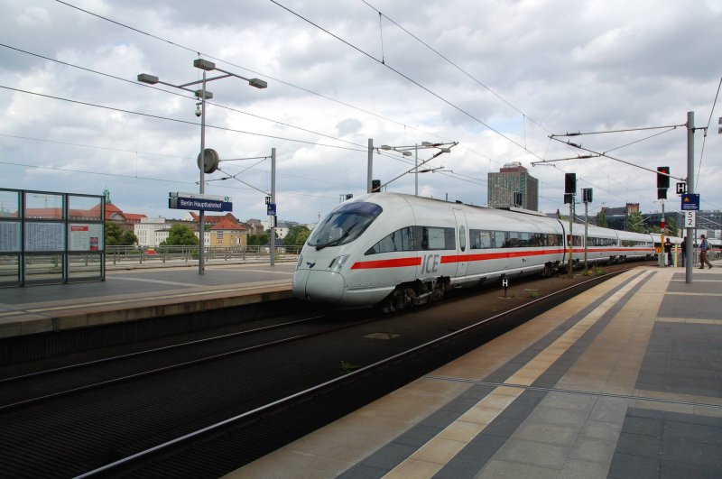 Die ICE 37/380 erreichen am 11.07.09 den Berliner Hbf, um dann nach Aarhus und Kopenhagen zu fahren.