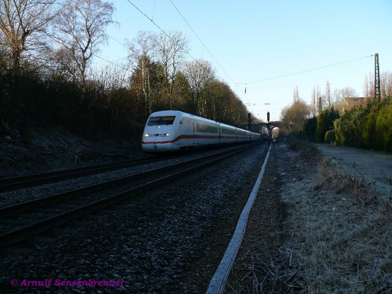 Die ICE2 Traktion kommt aus Essen HBf, whrend rechts der RE6 Doppelstockwendezug in diese Richtung entschwindet.
12.02.2008 Essen-Kray-Sd 
