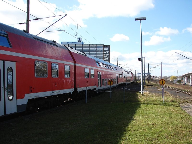 Die Idee am Wochenende eine Direktverbindung zwischen Berlin und Binz anzubieten ist ja schon mal nicht schlecht, aber das Problem an dieser Leistung ist, dass der Bahnhof Stralsund-Rgendamm nicht (mehr) dafr ausgelegt ist einen achtteilige! Doppelstockeinheit aufzunehmen. Die Folge ist, wie zu sehen, dass zwei Wagen auerhalb der Absperrung stehen und die Reisenden ber z. T. unwegsames Gelnde gehen mssen. Eine nderung ist wohl nicht in Sicht, denn die Einheit fuhr das gesamte Osterwochenende unverndert, aber warten wir ab! (07.04.07)
