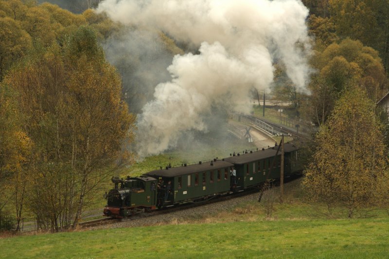 Die IK No 54 hat am 10.10.09 den Bahnhof Schmalzgrube verlassen und dampft nun gen Hp Loreleifelsen.