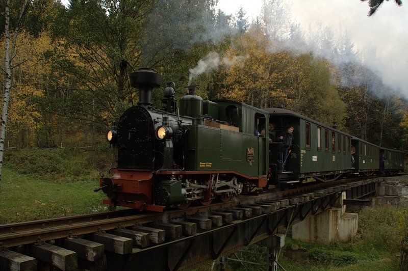 Die IK No 54 passiert am 10.10.09 die Brcke kurz vor dem Bahnhof Schlssel.