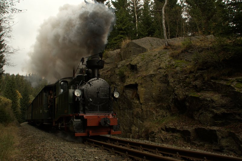 Die IK No 54 passiert am 10.10.09 unter Volldampf den Loreleifelsen.