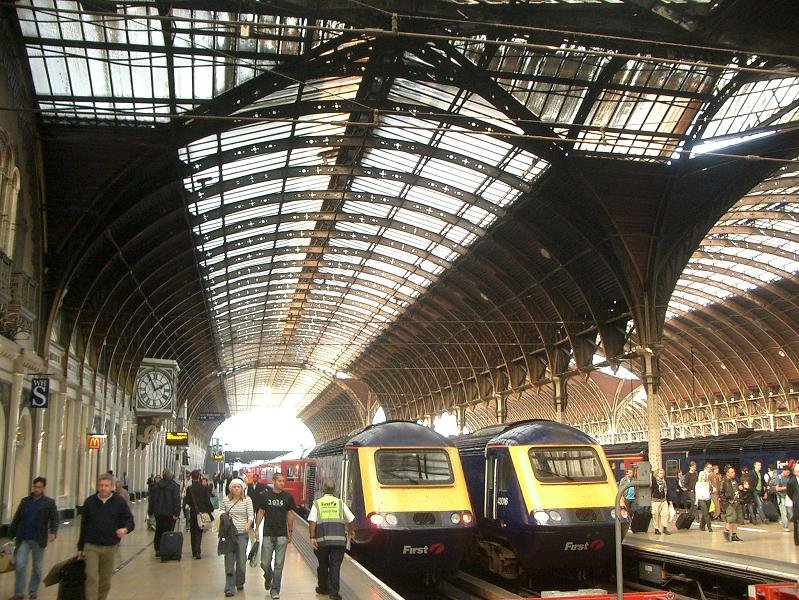 Die imposante Bahnhofshalle von London Paddington. Von hier geht es nach Westen zum Beispiel nach Oxford, Reading, Exeter, Penzance oder Cardiff. Im Bild sind zwei HST Class 43 der First Great Western zu sehen. 2008-09-28.