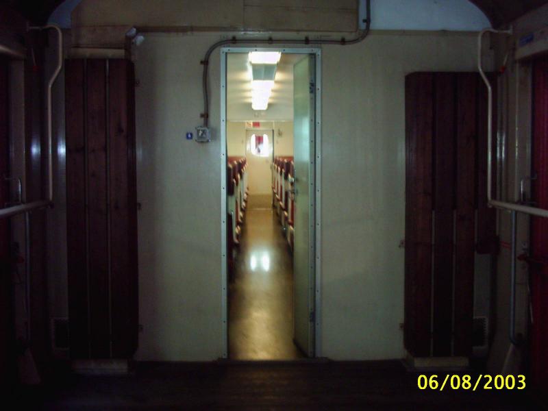 Die Innenansicht eines Schlierengepckwagen am 6.8.03 in Feldkirch