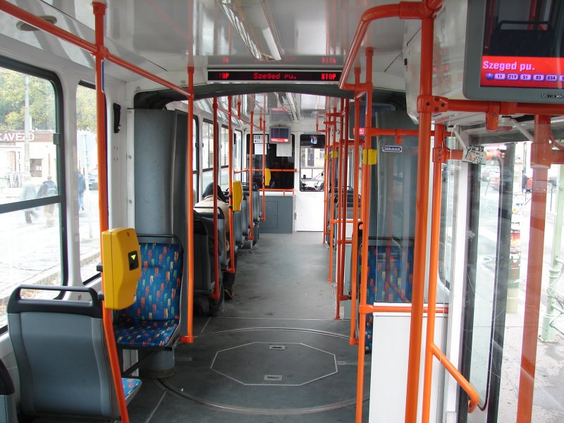 Die Innenansicht in einer Straenbahn der Marke Tatra in Szeged/Ungarn. Aufgenommen am 22.10.2007