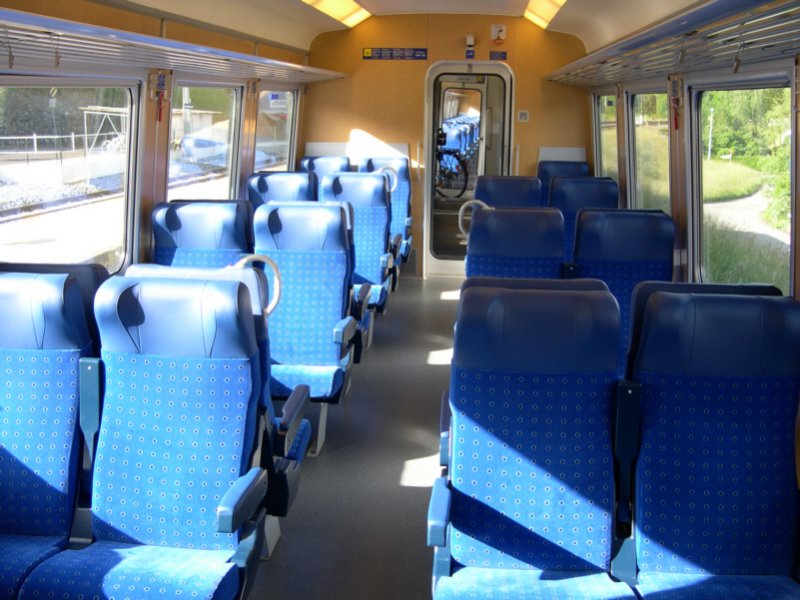 Die Inneneinrichtung eines neugestalteten EW III der BLS am 26.05.2007 im RE 3311 Bern-Luzern. Kurze Zeit liefen diese Wagen auch zwischen Schaffhausen und Zrich, als IR und schon im BLS-Design!