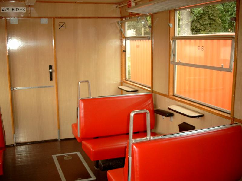 Die Inneneinrichtung erinnert an die BR 476 und 477 der Berliner S-Bahn, die nun leider nicht mehr plan- aber ab und zu noch aushilfsm��ig eingesetzt werden. Es handelt sich hier auch wirklich um originale Sitze, Tische (die gab es in Berlin wegen der vielen Randalier-Idioten schon lange nicht mehr) und Fenster der Berliner S-Bahn. Buckow, 3.8.03