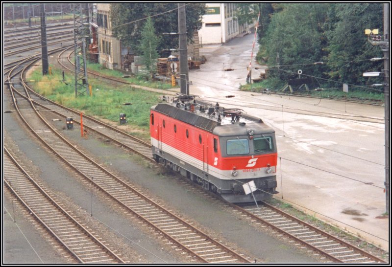 Die Innsbrucker 1044 218 steht im Sommer 2001 in Kufstein auf einem Nebengleis, und wartet auf neue Aufgaben.