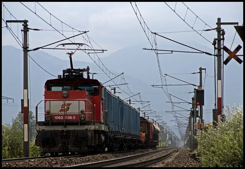 Die Innsbrucker 1063 038 wird in Krze mit einem Gterzug aus Kirchbichl den Bahnhof Kufstein erreichen. (30.07.2009)
