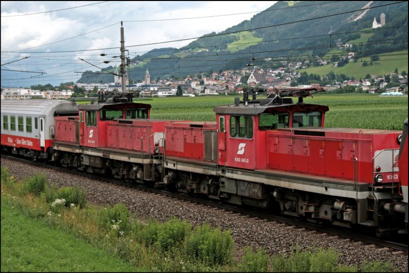 Die Innsbrucker 1063 042 und 1063 043 werden in einem Gterzug nach Hall i.Tirol oder Innsbruck berstellt. (08.07.2008)