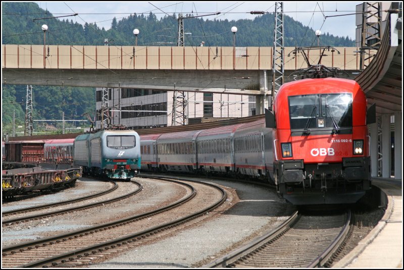 Die Innsbrucker 1116 092 fhrt mit dem ca. 7 Minuten Verspteten  OEC 160  MARIA THERESIA  von Wien West nach Zrich HB, aus dem Bahnhof Kufstein. Links wartet E412 020 und 011 auf die Weiterfahrt nach Verona. (30.06.07)