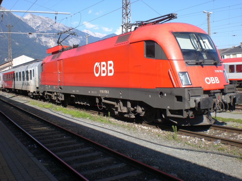 Die Innsbrucker 1116 178-3 sonnt sich als Reserve mit einigen City-Shuttle Waggons aufgebgelt in ihrem Heimatbf.
28.9.2008