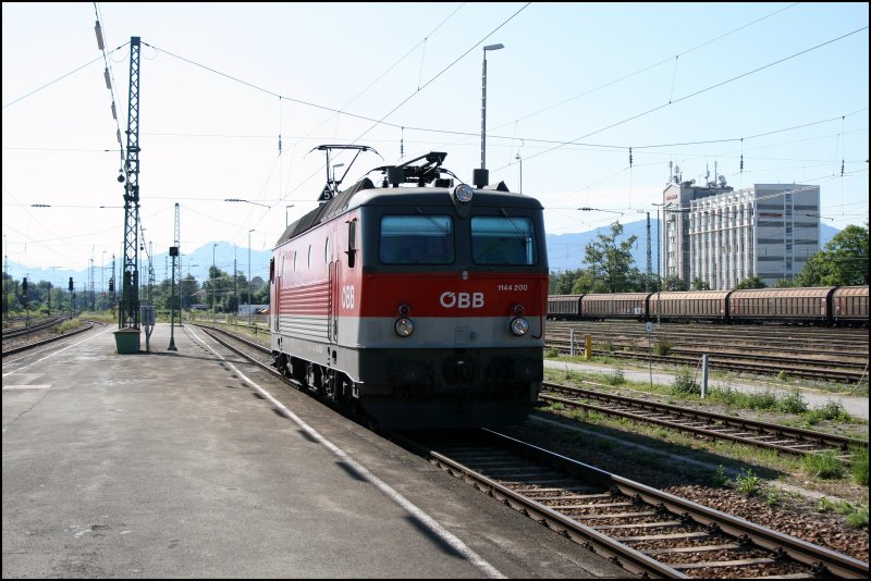 Die Innsbrucker 1144 200 wartet am 25.06.07 in Rosenheim und wird gleich einen Gterzug Richtung Kufstein bringen. 
