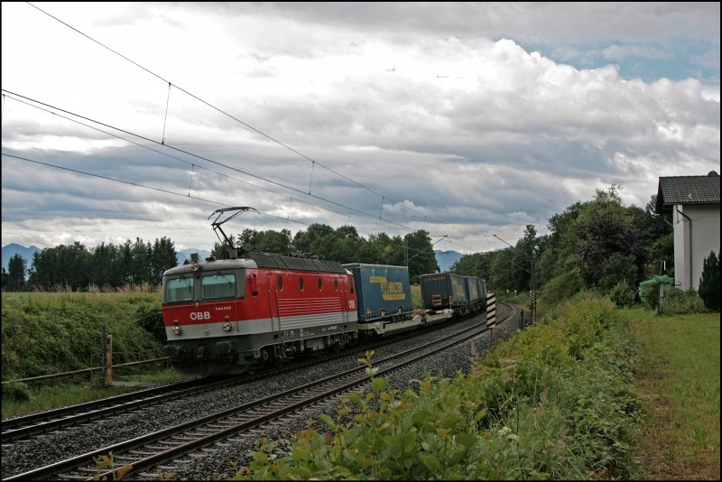 Die Innsbrucker 1144 202 (9181 1144 202-x) bringt bei Vogl den  WALTER-Express  nach Mnchen. (08.09.2008)