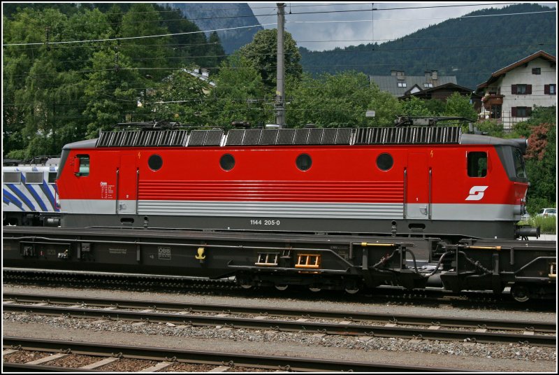 Die Innsbrucker 1144 205 sonnt sich am 30.06.07 im Bahnhof Kufstein und wartet auf neue Aufgaben.