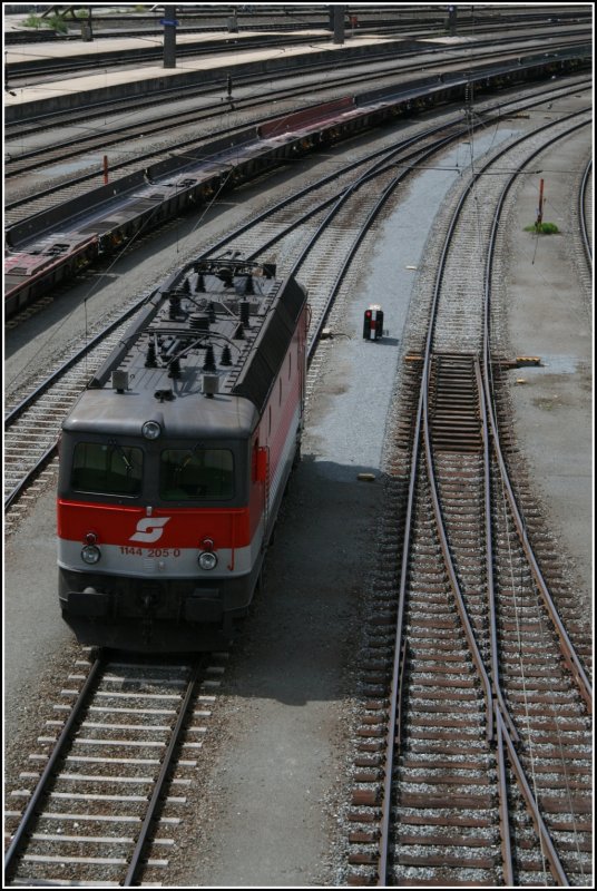 Die Innsbrucker 1144 205 verbringt, noch im alten Design, den Morgen des 30.06.07 mit  rumstehen  im Bahnhof Kufstein.