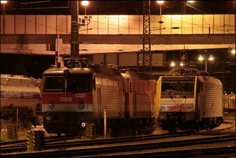 Die Innsbrucker 1144 207 (9181 1144 207-8) steht mit einer weiteren 1144 und E189 927RT in Kufstein und wartet auf neue Aufgaben. (10.07.2008)