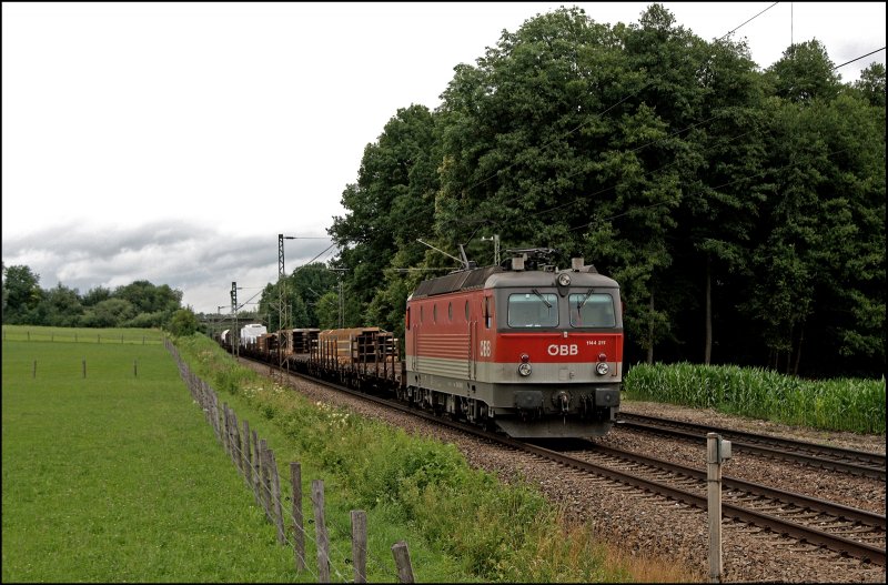 Die Innsbrucker 1144 211 (9181 1144 211-x) bringt einen gemischten Gterzug von Mnchen zum Grenzbahnhof Brennero/Brenner.
