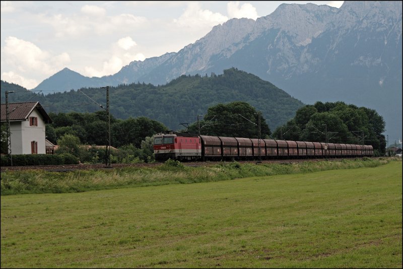 Die Innsbrucker 1144 219 (9181 1144 219-3) schleppt einen Ganzzug Richtung Rosenheim. (03.07.2008)