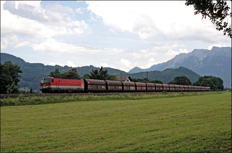 Die Innsbrucker 1144 219 (9181 1144 219-3) schleppt einen Ganzzug Richtung Rosenheim. (03.07.2008