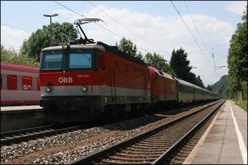 Die Innsbrucker 1144 233 untersttzt die Wiener 1016 046 bei der Traktion des OEC 566  ZUKUNFTSZENTRUM TIROL  von Innsbruck Hauptbahnhof nach Wien Westbahnhof. Hier bei der Durchfahrt in Kiefersfelden am 25.06.07. Auf dem Nebengleis wartet ein OEC auf die Weiterfahrt nach Kufstein.