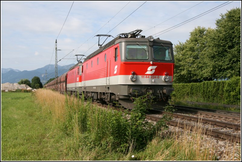 Die Innsbrucker 1144 234 und 216 bringen am frhen Morgen des 29.06.07 einen Kalkzug zum Zementwerk Rohrdorf. Whrend die 234 noch den  Pflatsch  trgt, rollt die 216 schon im neuen BB-Design duch die Lande. (Die Aufnahme wurde nicht bearbeitet).