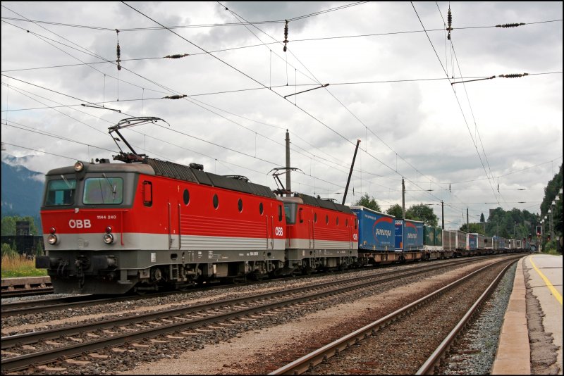 Die Innsbrucker 1144 240 (9181 1144 240-9) und die Bludenzer 1144 224 (9181 1144 224-3) bringen einen Kombizug zum Brenner. (08.07.2008)