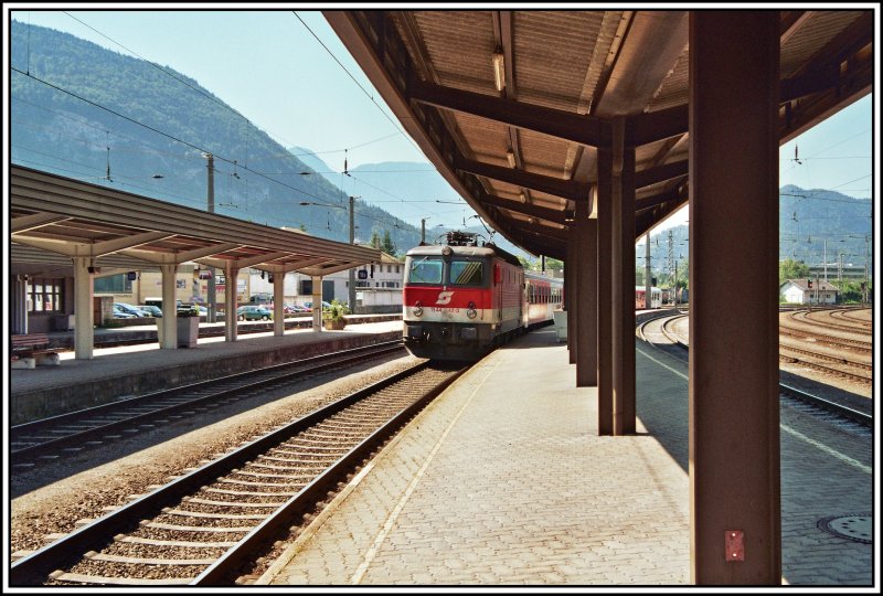 Die Innsbrucker 1144 242 fhrt im Juni 2005 in den Bahnhof Kufstein ein. 