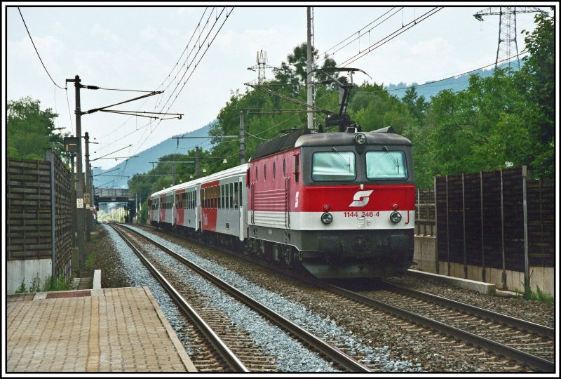 Die Innsbrucker 1144 246 steht mit einem Regionalzug von Rosenheim nach Innsbruck im Haltepunkt Stans b.Schwaz und wartet am 17.06.05 auf die Weiterfahrt.